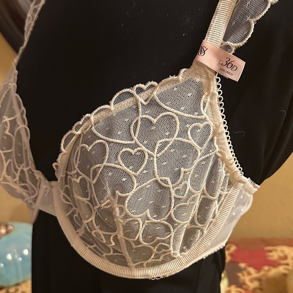 NWT Victoria's Secret Ivory Hesrts Lace Bra
